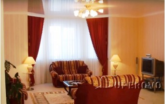 Натяжной потолок в гостиную цветной глянец одноуровневый от 7 кв.м в Барановичах 